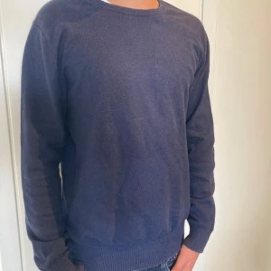 Ströms kashmir/ull sweatshirt - Hej, jag säljer min sweatshirt från ströms som är i en ull/ kashmir blandning, den är i storlek L men sitter som m/s, jag är 177 cm. Ny pris på denna är runt 2000kr. Hör av er vid frågor eller funderingar👍