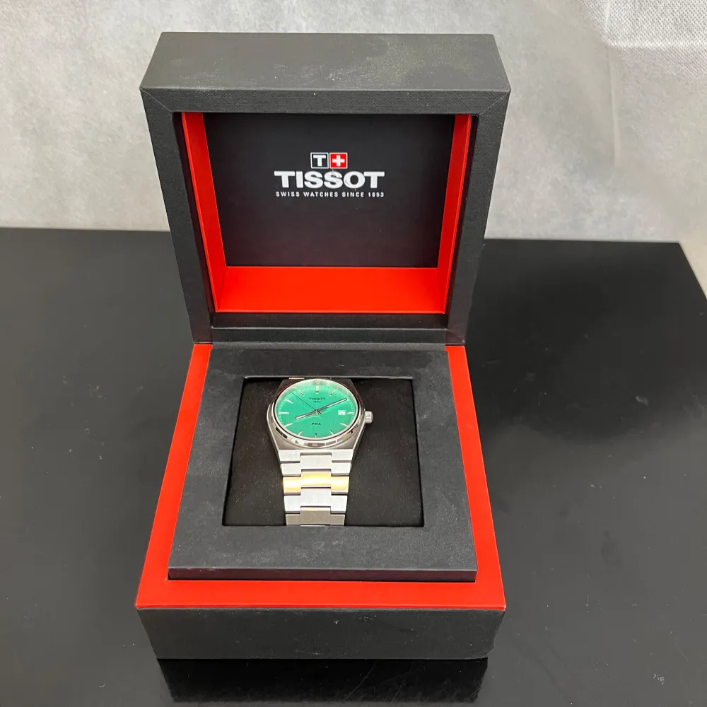 Riktigt snygg mintgrön tissot klocka. Uret är 40mm. Använder knappt längre, garantin ska fortfarande vara aktiv. Fler frågor kontakta gärna. Övrigt.