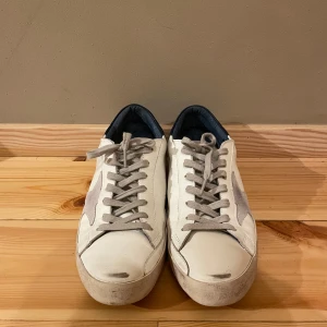 golden goose skor - säljer nu mina fräscha golden goose skor i storlek 42, priset på skorna är på grund av att jag inte har nån box eller dustbag, priset är inte hugget i sten tar också byten, kom gärna med frågor och funderingar 