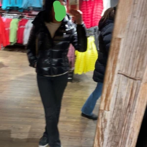 Vinterjacka - Säljer nu min jättefina vinterjacka ifrån  märket ”save the duck”, den köptes på Miinto för 3000 ungefär och är helt utan defekter. Den håller värme jättebra plus att den är vattenavstötande, skriv gärna vid minsta fundering eller vid prisförslag 