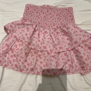 Rosa kjol - En rosa kljol köpt på gina. Jag har använt den mycket men nu är sommaren över.