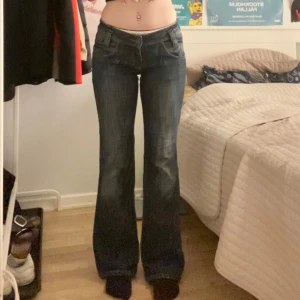 Lee jeans - Bootcut lee jeans, köpta second hand. Jätte fin kvalite fortfarande. Jag är 156cm och brukar bära S. Skriv för fler bilder eller mått🥰