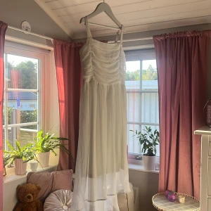 Fin klänning - Denna fina klänning är från Lindex💗Perfekt att ha på skolavslutningar. Har bara använt 1 gång. Köpte för 500kr.