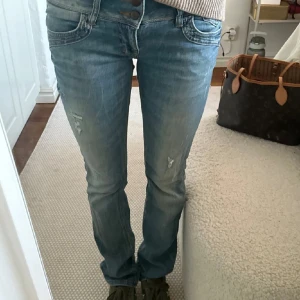 Lågmidjade ltb jeans - Lånade bilder  Ett par lågmidjade jeans i storlek W26/L32 ifrån LTB innerbenslängd: 78 cm midjebredd: 37 cm