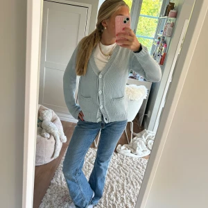 Supergullig kofta - Säljer denna supersöta ljusblå kofta som är perfekt och varm nu till hösten❤️🍂