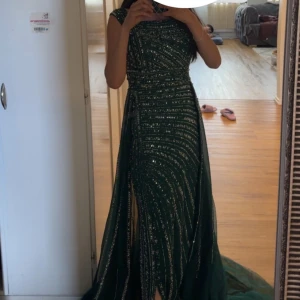 Klänning  - Säljer min fina klänning som är helt nytt. Jätte bra skick. Storlek 36-38