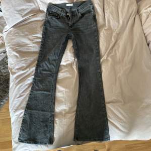 Skitnsygga lågmidjade  bootcut jeans från Gina tricot. Stretchiga och superfin passform! 