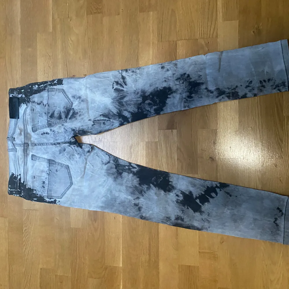 Säljer nu dessa fina och unika jeans från diesel då de är för små på mig. Skick 7/10 och det är bara att skriva vid funderingar eller liknande!. Jeans & Byxor.