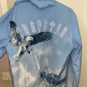 Trapstar vindjacka  - Unik blå Trapstar vindjacka. Använd ett par gånger. Inga slit.  Storlek-XS 