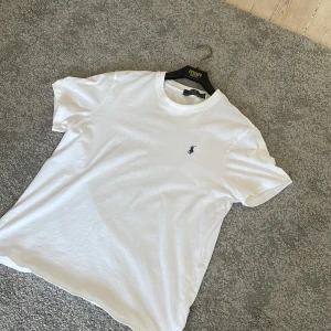 Ralph lauren t shirt - Tjena! Säljer nu min Ralph lauren t shirt för den kommer ej till användning längre. Den är nästan helt ny.🙌🏽👍🏼