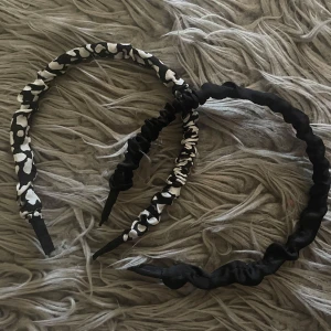 Diadem - Säljer dessa två jättefina diadem då dem inte kommer till användning. Helt oanvända endast testade så de är i nyskick!🤍Köp båda för 15 eller 8kr/st.