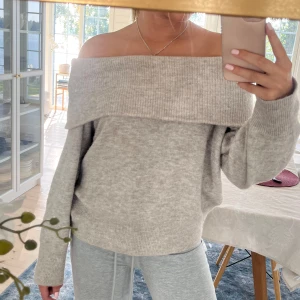 Stickad off shoulder tröja - Säljer nu denna superfina stickade off shoulder tröja då den tyvärr inte kommer till användning längre.