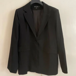 svart oversized kavaj motel rocks - svart oversized kavaj från motel rocks, storlek S men är som sagt oversized. 