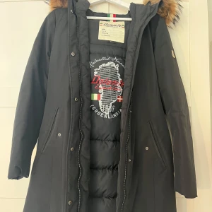 Dolomite vinterjacka - Polyamid fyllning, äkta päls på krage 