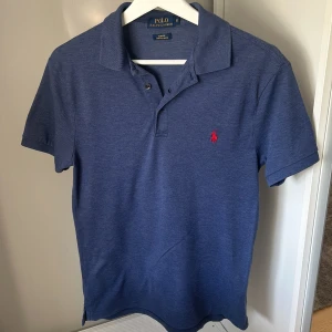 Ralph Lauren pike slim fit - Säljer nu denna feta Ralph Lauren slim fit Piken. Den har grym passform och sitter slim fit.  Skick 10/10 Storlek S   Nypris 1400kr Skriv vid fler funderingar   