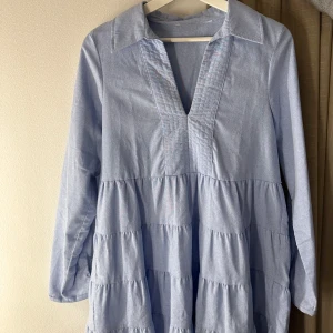 Blå ZARA klänning - Säljer denna söta klänningen från ZARA. Endast använd en gång, superfin blå färg, storlek S. 