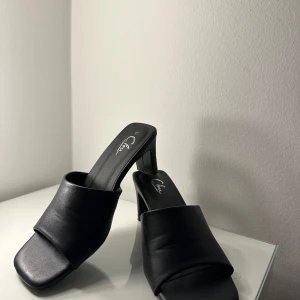 Svarta klackskor  - Säljer nu mina klackskor, svarta med cirka 4 cm klack. Endast använd fåtal gånger, jätte bekväm och lätta att gå i och passar till allt👠