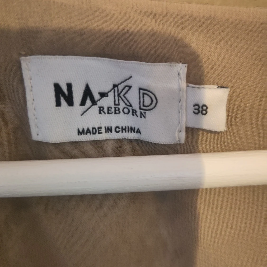 Ormmönstrad omlottopp från NA-KD - 91