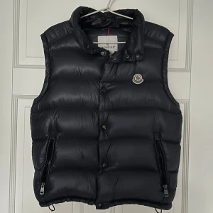Moncler väst  - Säljer min moncler väst då den blivit för liten, perfekt nu inför hösten. Den är i bra skick och har inga skador eller liknande. Köpt från Kaspers heat så Kvotto medföljer vid köp. Skriv om ni har några frågor. Mvh 