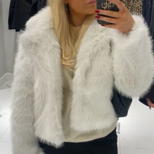 Jacka - Säljer nu min vita fejk päls jacka, smink fläckar finns, går säkerligen bort i tvätten 