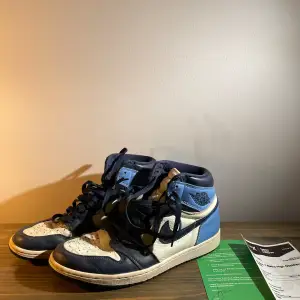 Jordan 1 obsidian köpta på stockx (sista bilden).  Använt skorna en del men de kan  tvättas och se mycket bra ut igen. Säljer då jag vuxit ur. Boxen har jag  slängt (därav billigt pris) men ljusblå snören, kvitto och äkthetsbevis från stockx finns.