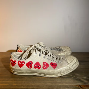 Converse x Comme des garcons - Säljer mina converse x CDG pga av vuxit ur. Skorna är ganska slitna och har enligt bilderna tecken på användning. Kom med bud! 