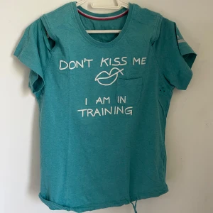 Stella McCartney träningströja - En 2000’s vibe Stella McCartney tröja X Adidas. Med en rolig text på, väldigt Y2K. I Storlek S. 