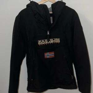 Napapijri RAINFOREST - Vinterjacka - svart - Napapijri RAINFOREST - Vinterjacka - svart   Denna jacka är helt ny, utan fläckar eller revor. Den kostar 229 euro i butik som ni kan se på bilden, och jag säljer den för att den har blivit för tight för mig. Perfekt för dig som har storlek S eller M