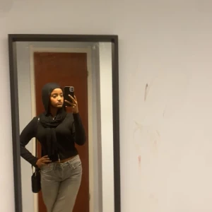 Tröja - En tröja med dradkjedja i mitten som går att öppna både uppegående och nerefrån, den är från hm förra månaden för 200kr men hos mig är det alltid billigare endast 79kr