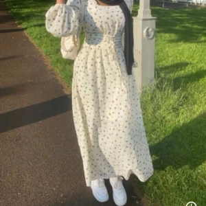 Sommarklänning  - Sommarklänning är ifrån shein jag köpte den denna sommar för 250kr och nu är den 99kr