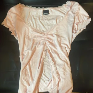 Rosa topp från Gina💕 - Rosa topp med spetts och öppen vid magen💕från Gina i storlek S. 