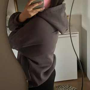 Grå hoodie - Superskön grå hoodie i nytt skick!!💗💗🥹passar s/m