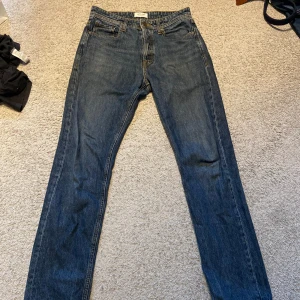 Jack & jones jeans - Tjena, säljer mina jeans från Jack & jones då de inte kommer till användning. Jeansen är i bra skick och inga hål eller andra märken. Storleken är 30 34. Priset är ej hugget i sten. Hör av dig vid fler funderingar:)