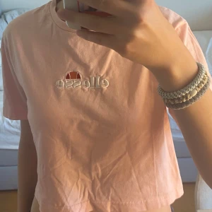 Rosa t-shirt med tryck - Väldigt bra skick och är bara använd ett fåtal gånger. Den är lite kortare i modellen och kan upplevas som en magtröja. Säljs för att den inte används. Nypris ca 300. Priset kan diskuteras.