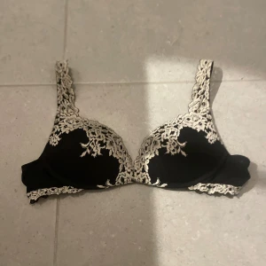 Intemissimi bh - Säljer nu denna superfina bh ifrån intemissimi. Den är köpt i Italien i Storlek 75 c. Bra skick då jag köpte fel storlek. Hör av er vid frågor! 