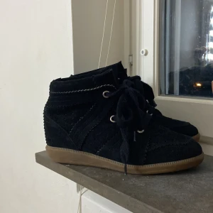 Äkta Svarta Isabel Marant Skor - Säljer mina svarta Isabel Marant Skor. Änvant 3 gånger. Super bra skick 💗 Storlek 38. Nypris: 5900kr