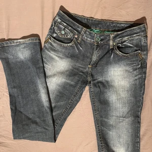 Bootcut jeans - Superfina jeans som tyvärr inte kommer till användning, står att de är M men passar mig som har S💗💗