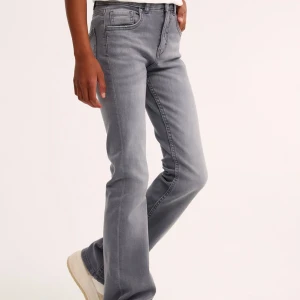 Gråa byxor 💕 - Använda men bra skick skriv om du vill ha bild💞💞 kostade 350kr