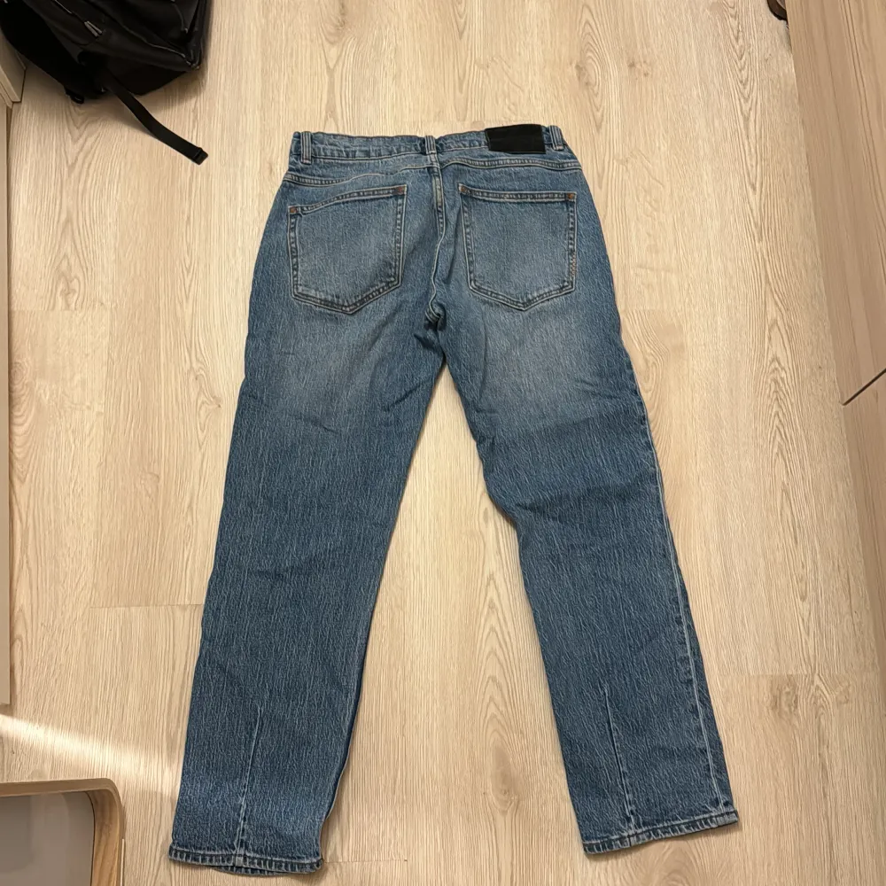 Säljer ett par blå neuw jeans i modellen studio relax, storlek 29:30.  . Jeans & Byxor.