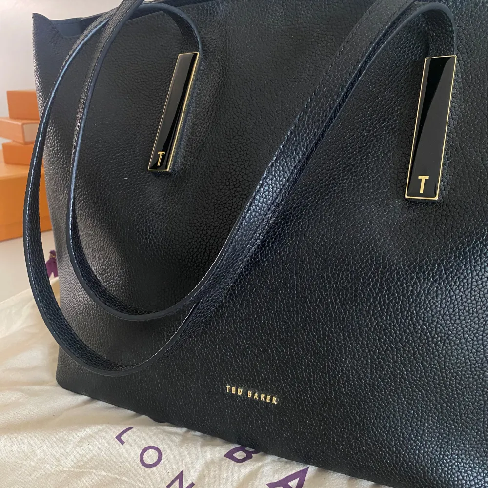 Jätte snygg Ted Baker väska. Använd en gång så ser ut som ny🤩. Laukut & Käsilaukut.
