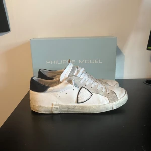 Philippe model - Tja✌️ ja säljer nu dessa trendiga philipe model skor i en skön färg. Skorna är i bra skick och är inte använda super mycket.  Storlek 42 men passar allt från 42 till 43,5.  Nypris runt 3700 kr Mitt pris 1800 men vid snabbaffär kan ja gå ner i pris. 