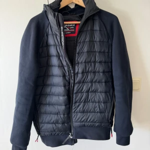 Superdry hybrid Cardigan - En superdry cardigan i perfekt skick, priset går att diskutera kom dm🤝