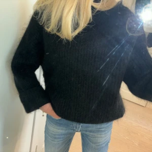 Polotröja frpn h&m i mohair - Supersnygg och mysig tröja frpn h&m med halvpolo i mohair😍 sparsamt använd och i gott skick