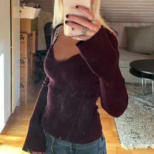 Tröja - Jättefin vinröd aktig tröja med vida ärmar. Perfekt nu till hösten!!🍁 Använd ett fåtal gånger, så väldigt bra skick!!