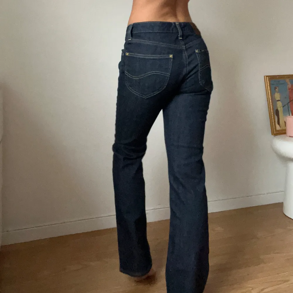 bootcut jeans från lee i så fin mörk tvätt!! w28 l31. Jeans & Byxor.