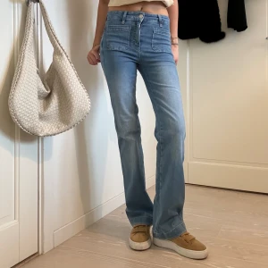 Lågmidjade bootcut jeans  - Supersnygga lågmidjade bootcutjeans😍 midjemått 34 rakt över och innerbenslängden är 84