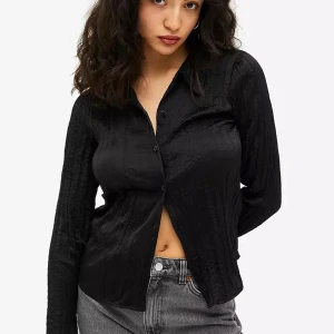 Svart blus - Svart blus med knappar. Skrynkligt material och figurnära passform. Pris kan diskuteras ❣️