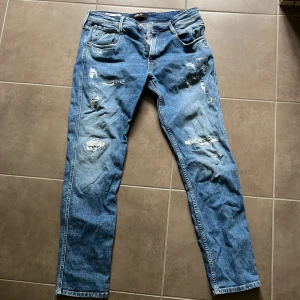 Replay Anbass - Replay Anbass jeans Storlek: 32/30 Använda men fortfarande som i nyskick! Nypris: 1800kr 