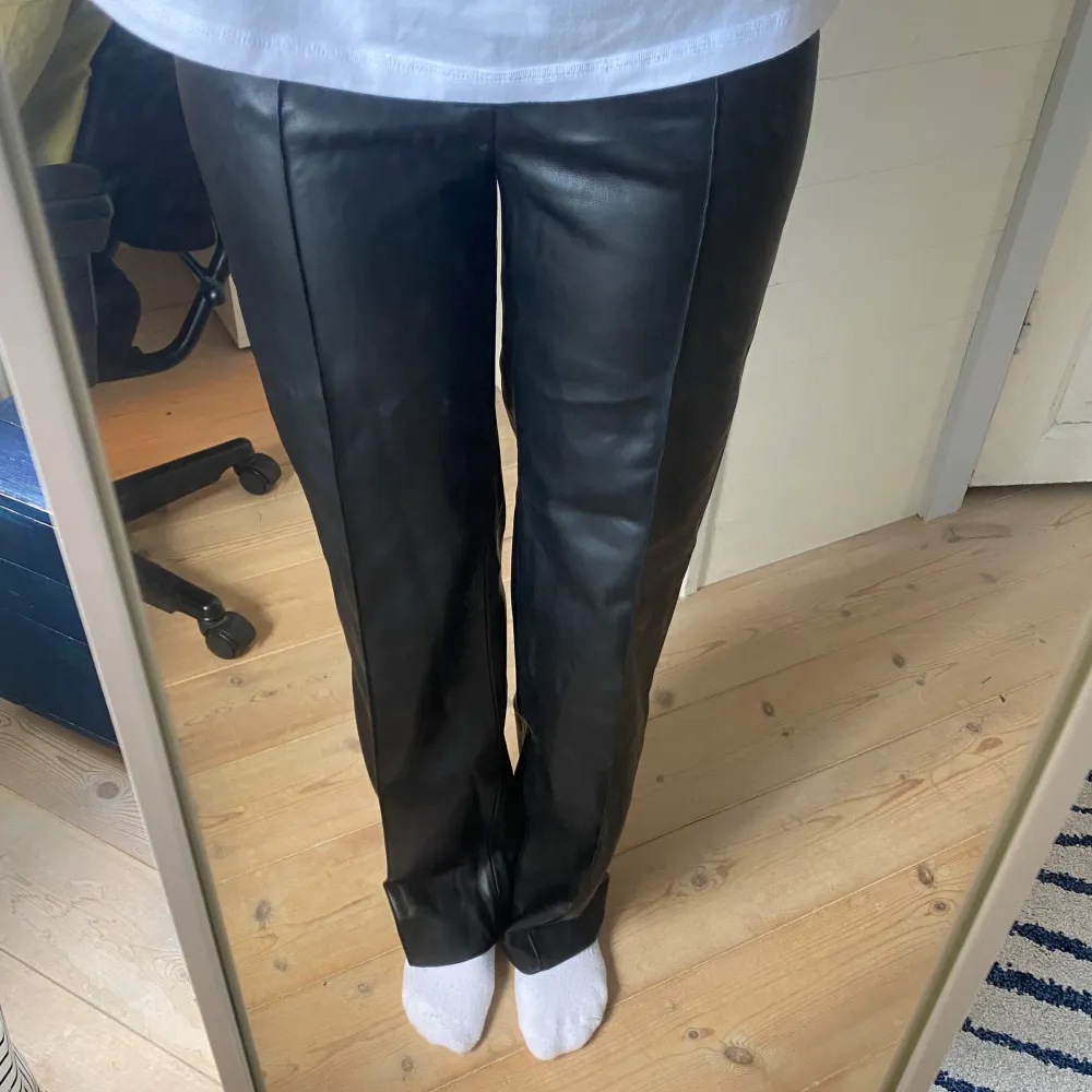 Helt oanvända byxor från Zara i skinnimitation. Innerbenslängden är 81 cm. . Farkut & Housut.