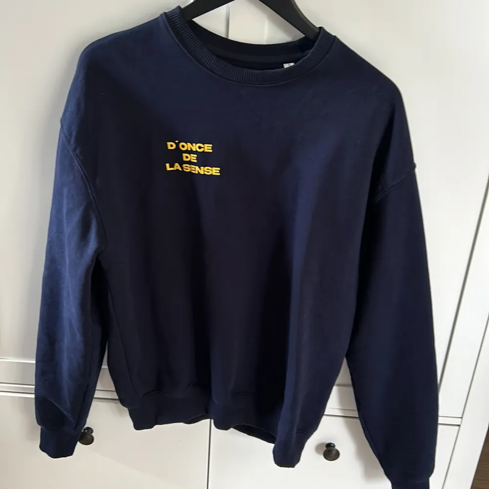 Fet sweatshirt i storlek S. Inga flaws och i princip oanvänd. Nypris = 529kr men jag säljer för 349:- . Hoodies.